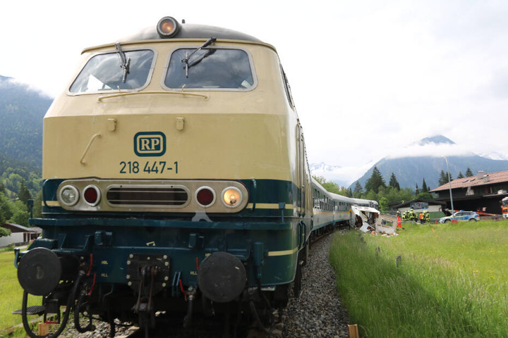 Aufgrund des Unfalls müssen Fahrgäste nun auf Busse ausweichen.