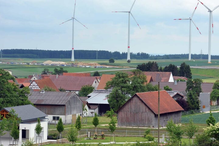 Ein Windpark bei Temmenhausen auf der Albhochfläche.