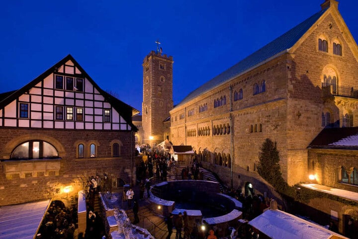 An insgesamt drei Wochenenden lädt die Wartburg zum historischen Weihnachtsmarkt ein.