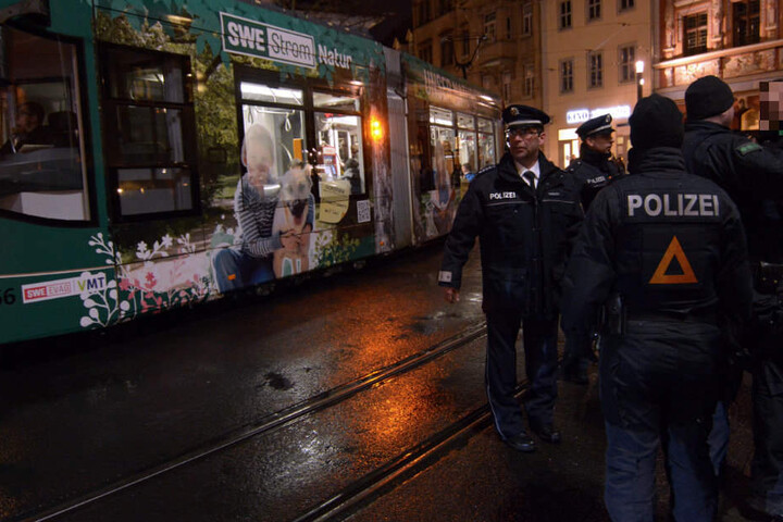 Die Polizei nutzte Straßenbahnen als Puffer.