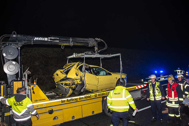 Die Autos mussten völlig zerstört abgeschleppt werden.