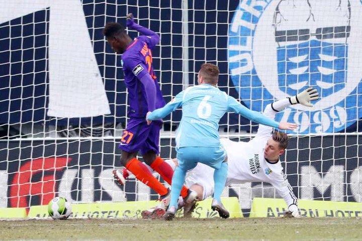 Idrissa Touré (l.) verkürzte für die Bremer Bubis.