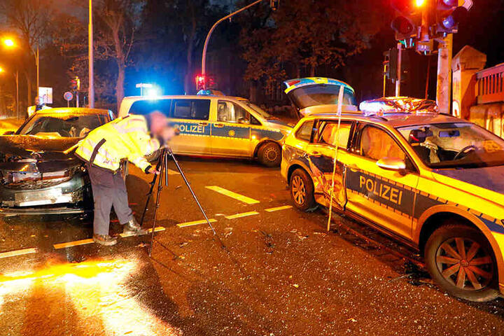 Bei dem Unfall auf der Kreuzung Reichsstraße/Weststraße wurden zwei Polizisten verletzt.