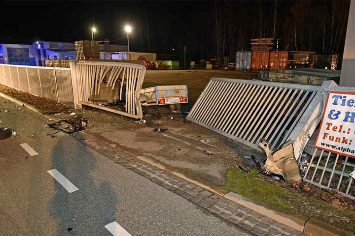 Gegen diesen Metallzaun schleuderte der Unfallwagen mit voller Wucht.