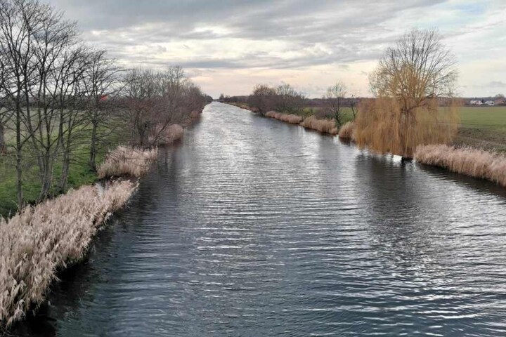 Auch im nahegelegenen Saale-Elster-Kanal wurde mit Tauchern gesucht - jeweils vergeblich.