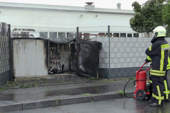 Viel ist von der Station nicht mehr übrig. Zum Glück konnte die Feuerwehr das Übergreifen der Flammen auf eine benachbarte Firma verhindern.