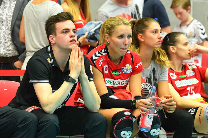 Tränen und Enttäuschung beim DSC, von links Co-Trainer Till Müller, Mareen von Römer, die verletzte Nikola Radosova und Ivana Mrdak.