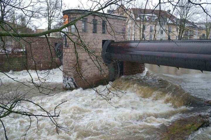 Die Chemnitz war schon am Sonntagnachmittag am Pegel an der Georgbrücke gut gefüllt.