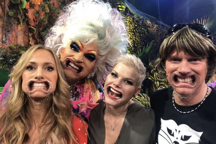 Hatten am Sonntagabend viel Spaß mit ihren Mundklemmen bei "Die Stunde danach": Moderatorin Angela Finger-Erben, Kult-Dragqueen Olivia Jones sowie die Ballermann-Stars Melanie Müller und Mickie Krause.