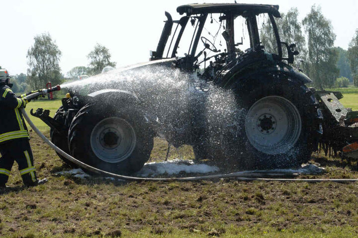 Während der Arbeit auf dem Feld fing der Traktor plötzlich Feuer.
