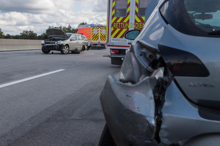 Die Spuren des Unfalls sind an den Unfallfahrzeugen deutlich zu sehen.