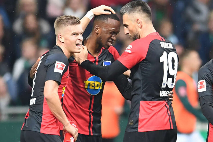 Dodi Lukebakio (M.) sorgte für den Ausgleichstreffer.