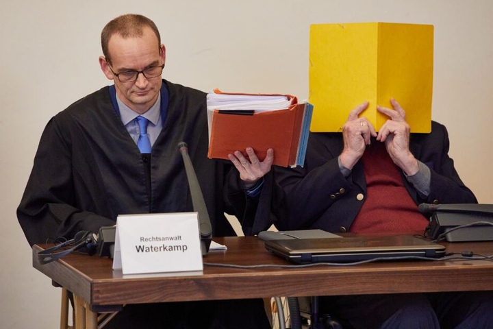 Der 93-Jährige sitzt vor Beginn des Prozesses neben seinem Anwalt Stefan Waterkamp (l) im Gerichtssaal.
