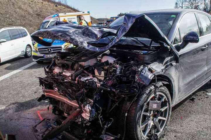 Bis zum Nachmittag dauerte die Bergung der Autowracks an.