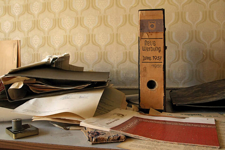 In einem Büro der Halbmondteppiche-Fabrik in Oelsnitz fanden die Autoren noch Unterlagen aus den 1950er Jahren auf einem Schreibtisch.