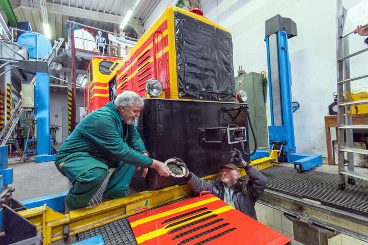 Rainer Friedel (70) und Christian Rade (53) machen eine der Dieselloks fit für den Fahrbetrieb.