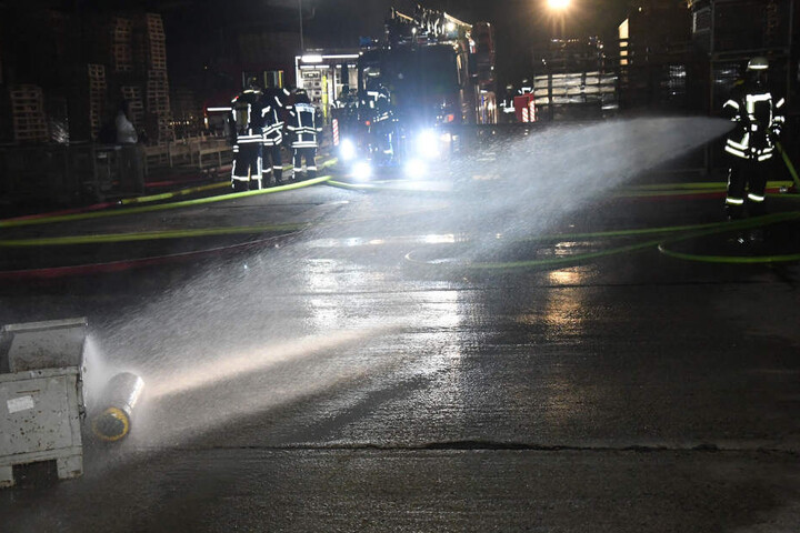 Eine Gasflasche wurde von der Feuerwehr gekühlt, damit sie nicht explodiert.