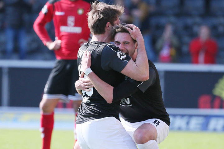 Ronny König und Jonas Nietfeld liegen sich nach dem 1:0-Treffer in den Armen.