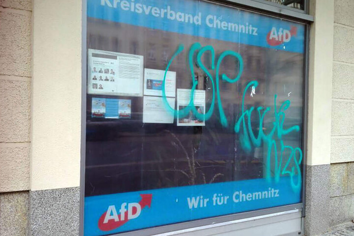 Auch an der Scheibe des AfD-Büros war ein türkisfarbener Schriftzug. Dieser ist inzwischen verschwunden.