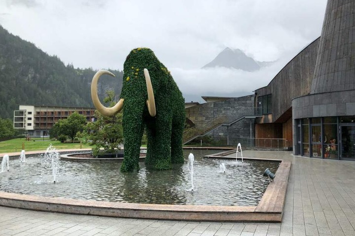 Das Mammut vor dem Hotel.