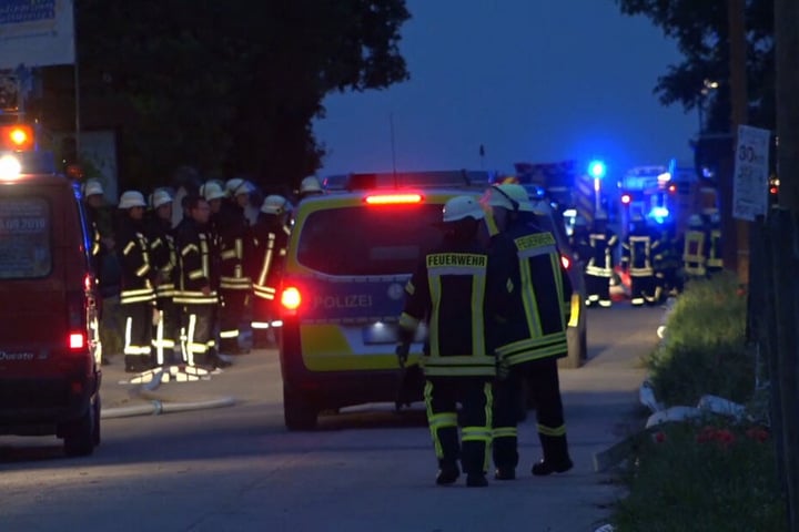 Zahlreiche Feuerwehrleute warne vor Ort um den Brand zu löschen.