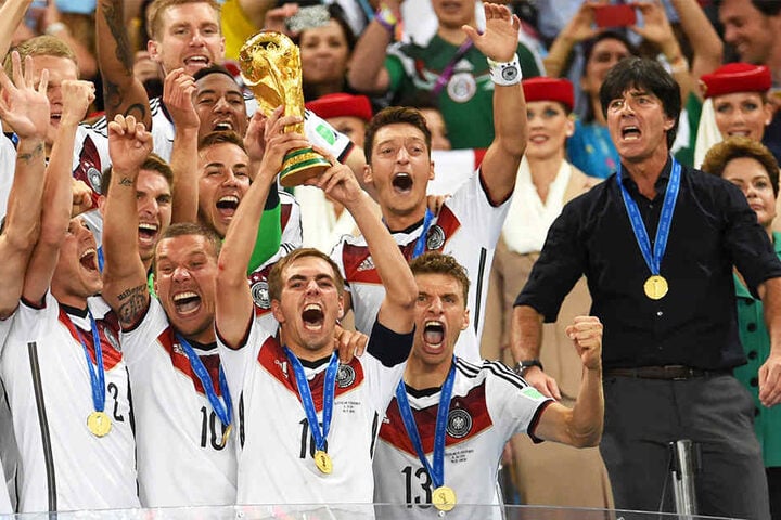 Der größte Erfolg ihrer Karriere: Philipp Lahm (vorne, stemmt den WM-Pokal in die Höhe) und Bundestrainer Joachim Löw (r.) wurden 2014 gemeinsam Weltmeister.