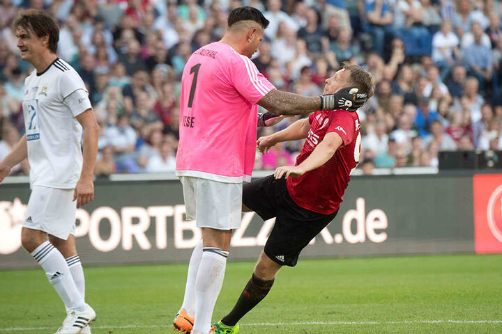 Jede Menge Prominenz war da. Tim Wiese (36, Mitte) foult spaßeshalber Comedian Oliver Pocher (40). Links im Bild Entertainer Matze Knop (43).