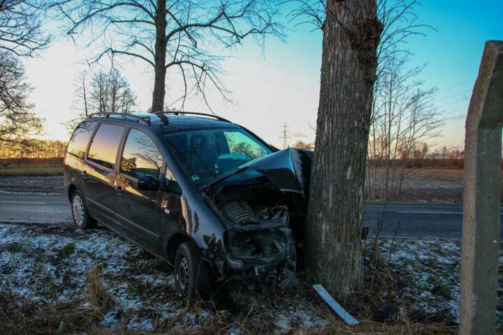 Ein Auto war von der Fahrbahn abgekommen und gegen einen Baum geknallt.