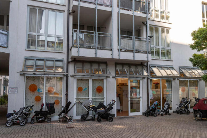 Kinderwägen stehen vor dem "Elki" in Schwabing.