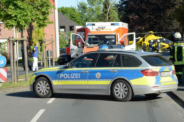 Die Straße wurde während der Rettungsarbeiten für circa eine Stunde gesperrt.