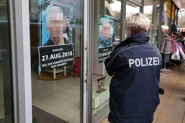Die Plakate im Büro der Aktivisten im Rosenhof waren am Montag von der Polizei entfernt worden.