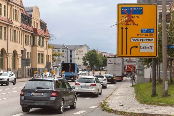 Stau, Stau, Stau - zwei Monate lang mussten sich die Autofahrer auf Umwegen durch die Zwickauer City quälen.