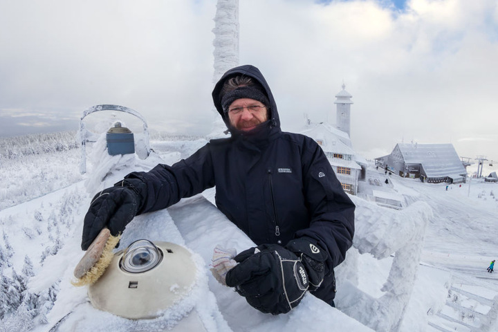 Gerd Franze, Leiter der Wetterwarte befreit ein Messgerät vom Schnee.