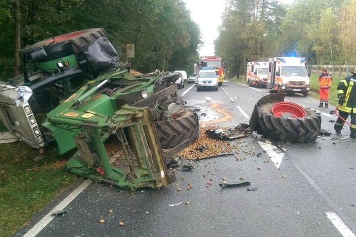 Dem Traktor wurde bei dem Unfall ein Rad abgerissen.