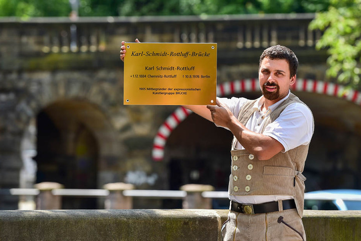 Ein Messingschild erinnert jetzt an den Namensgeber.