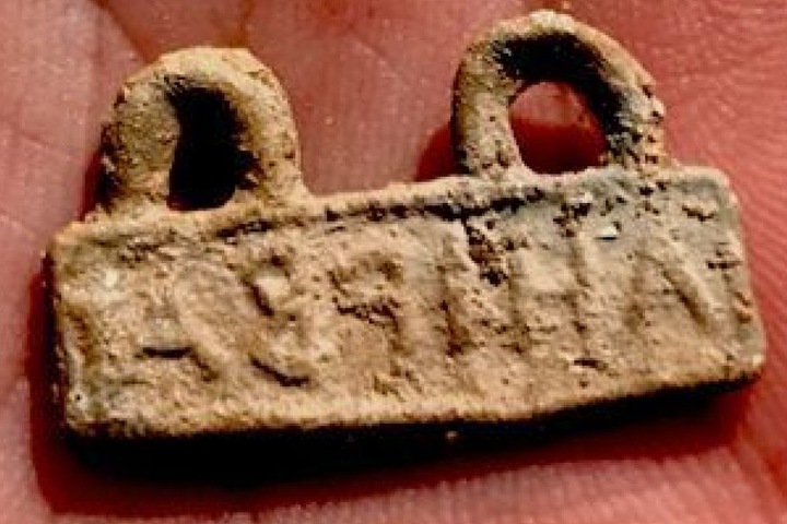 Dieses Bleiamulett mit Ösen aus Aschdod-yam (Israel) hat eine griechische Inschrift.
