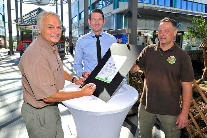 Prof. Klaus Eulenberger (72, l.), Centermanager Thomas Stoyke (34, M.) und
Tierpfleger Mike Richter (48, r.) machen jetzt gemeinsam Werbung.