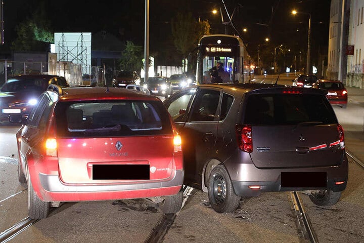 Die Fahrzeuge standen auf den Gleisen der Straßenbahn-Linien 4 und 9 und verhinderten die Durchfahrt.
