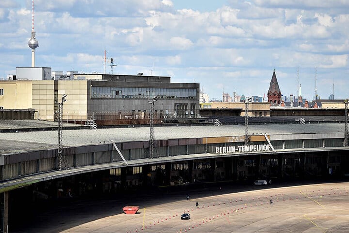 Blick auf das Flugfeld des ehemaligen Flughafen Tempelhofs. Der Tower des Flughafens soll nach den Baumaßnahmen allen Besuchern zugänglich gemacht werden.