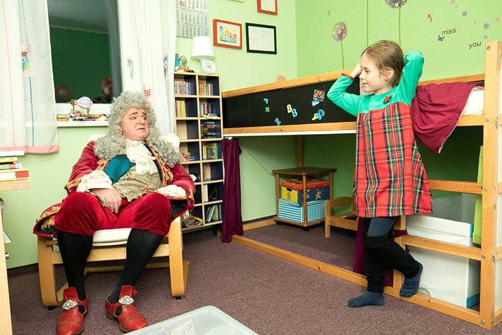 Annabell Lina erzählt August dem Starken in ihrem Kinderzimmer von ihren Hobbys.