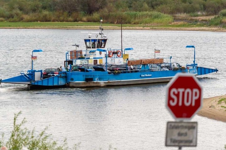 Eine Fähre fährt auf der Elbe bei Bleckede. (Archivbild)