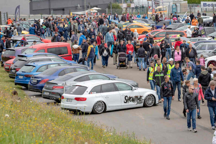 Rund 700 getunte Autos werden am Sachsenring präsentiert.