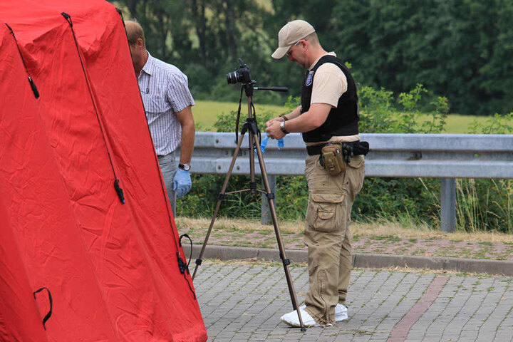 Kriminaltechniker untersuchen den Fundort.