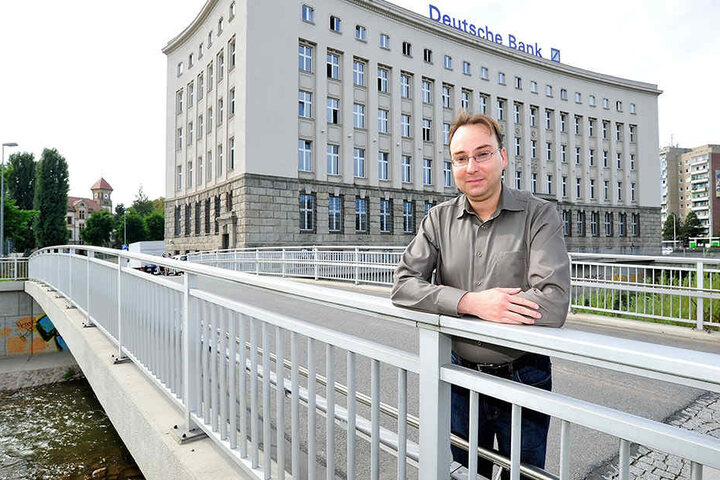 Stadthistoriker Sandro Schmalfuß (38) kann nicht verstehen, dass die Stadt so lange braucht, um die Schmierereien zu entfernen.