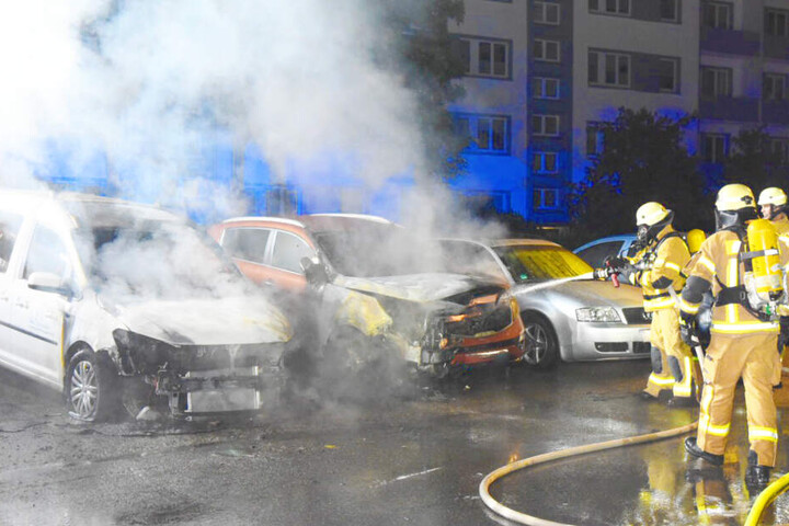 Nicht nur das Auto der Sicherheitsfirma (links) nahm Schaden: Auch die nebenstehenden Fahrzeuge wurden erheblich beschädigt.