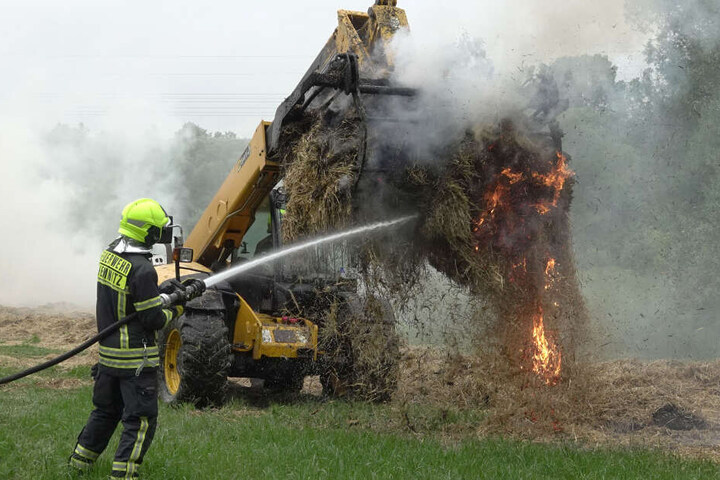 11 Strohballen standen in Flammen.