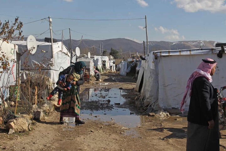 Syrische Flüchtlinge gehen durch ein Flüchtlingslager in der Bekaa-Ebene.