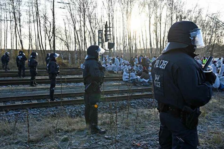 Am Kraftwerk Jänschwalde blockierten Aktivisten die Bahngleise.