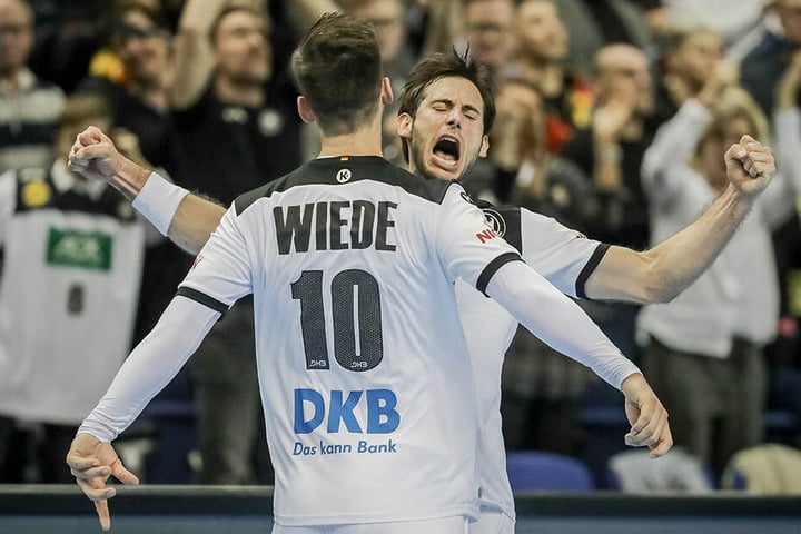 Uwe Gensheimer jubelt mit Fabian Wiede nach seinem Tor.