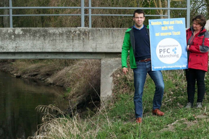 Bürgerinitiative PFC Flugplatz Manching: Mit einem Plakat versuchen Mitglieder auf die Gefahr aufmerksam zu machen.